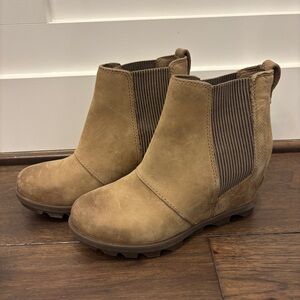 Sorel Joan of Arctic Boots Womens 6 Tan Taupe Nubuck Chelsea Bootie Hidden Wedge